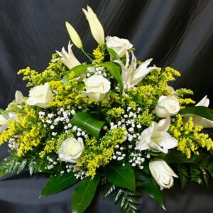 Centro funerario de lirios y rosas blancas