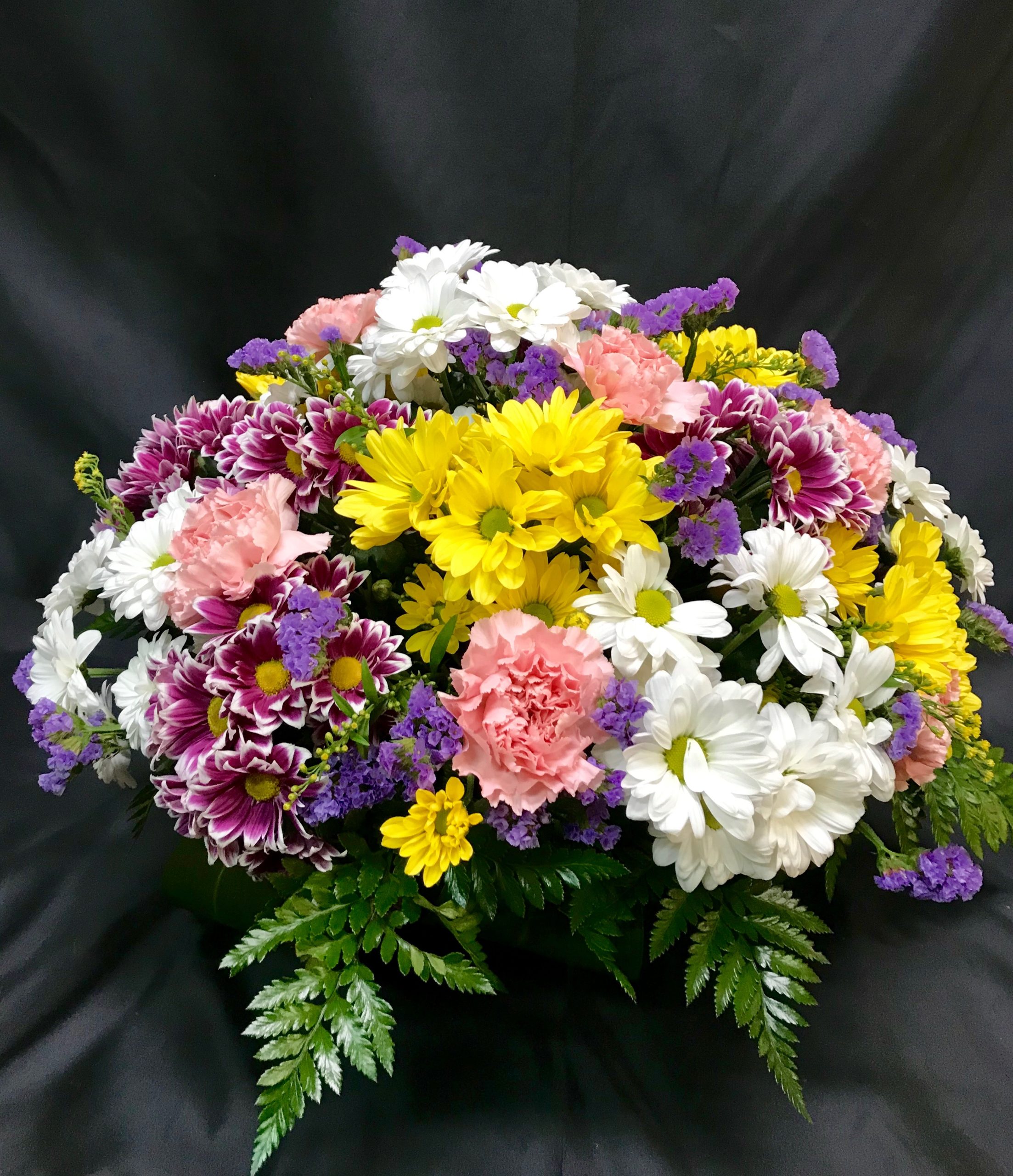 Ramo de flores naturales con margaritas, claveles y gerberas
