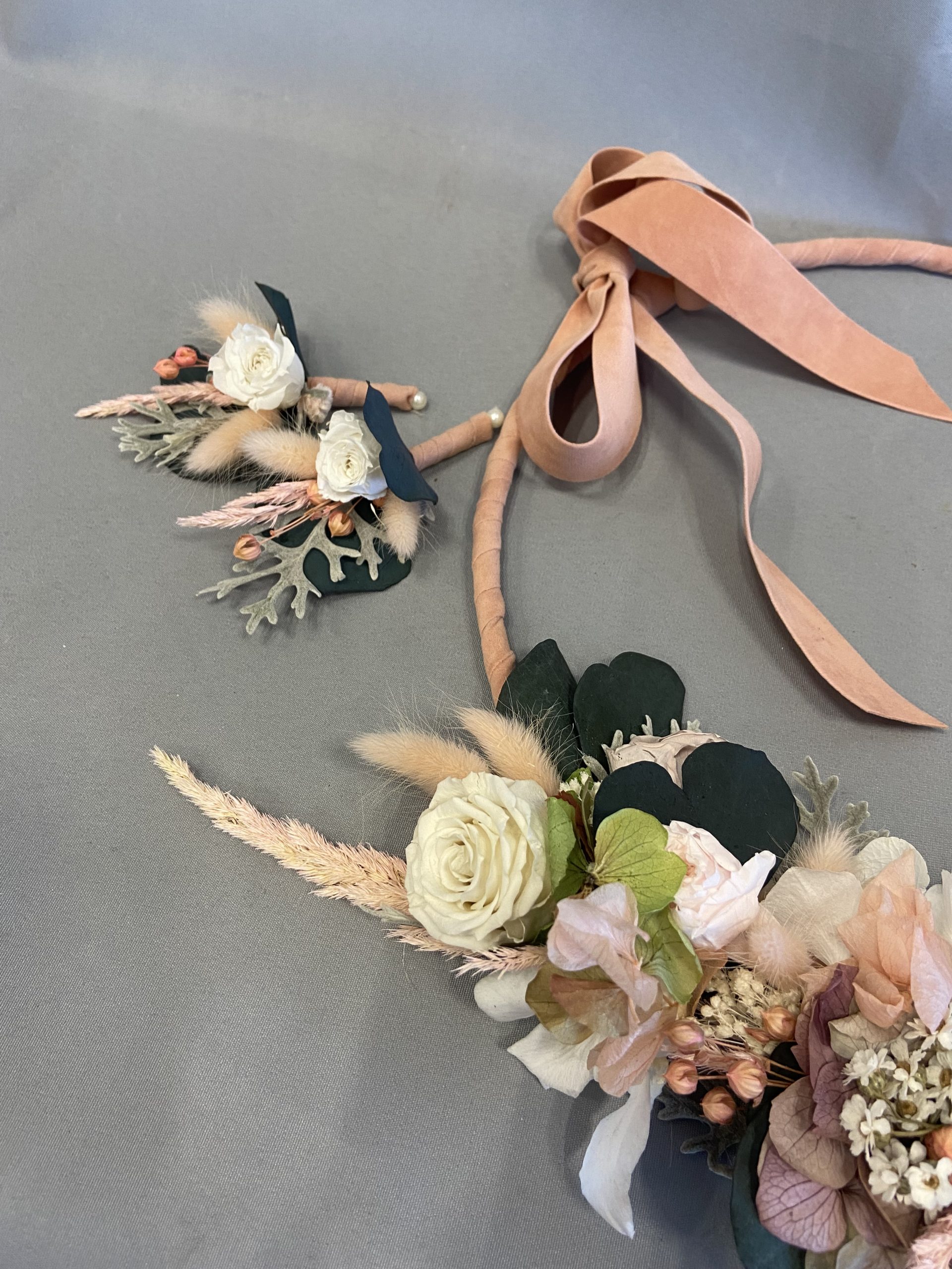 Ramo de rosas anaranjadas preservadas para novia