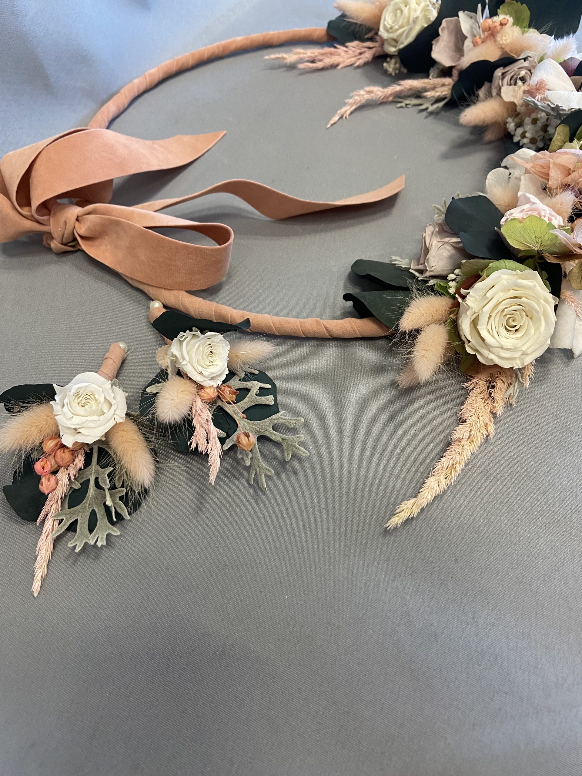 Ramo de rosas anaranjadas preservadas para novia