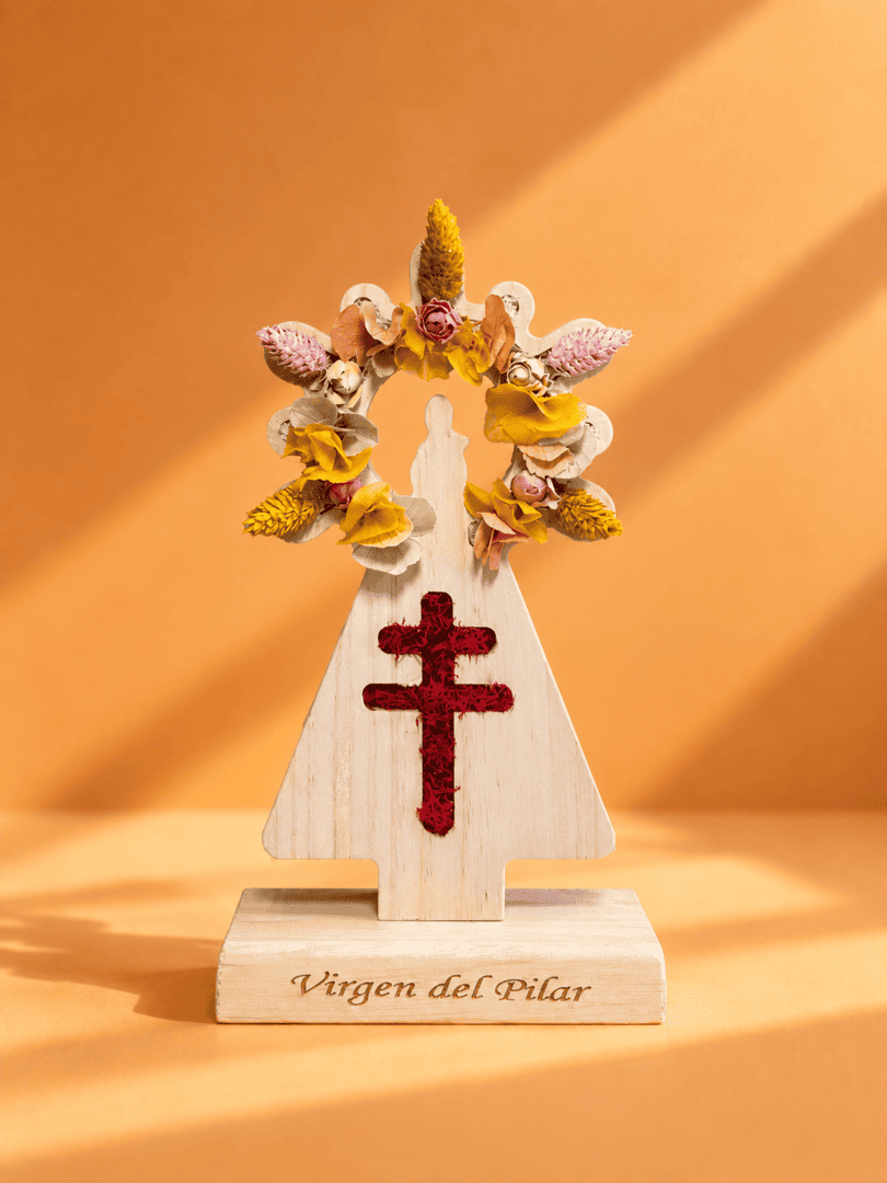 Virgen del Pilar con la Cruz de Lorena en flor preservada