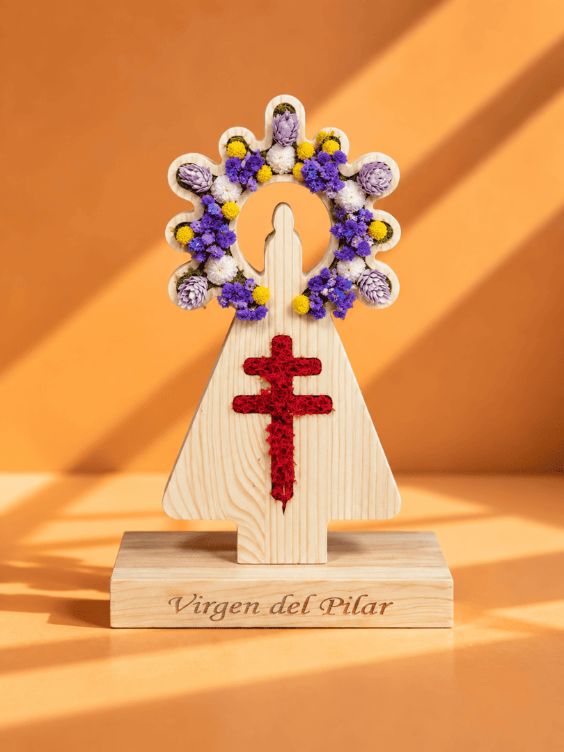 Virgen del Pilar con la Cruz de Lorena en flor preservada