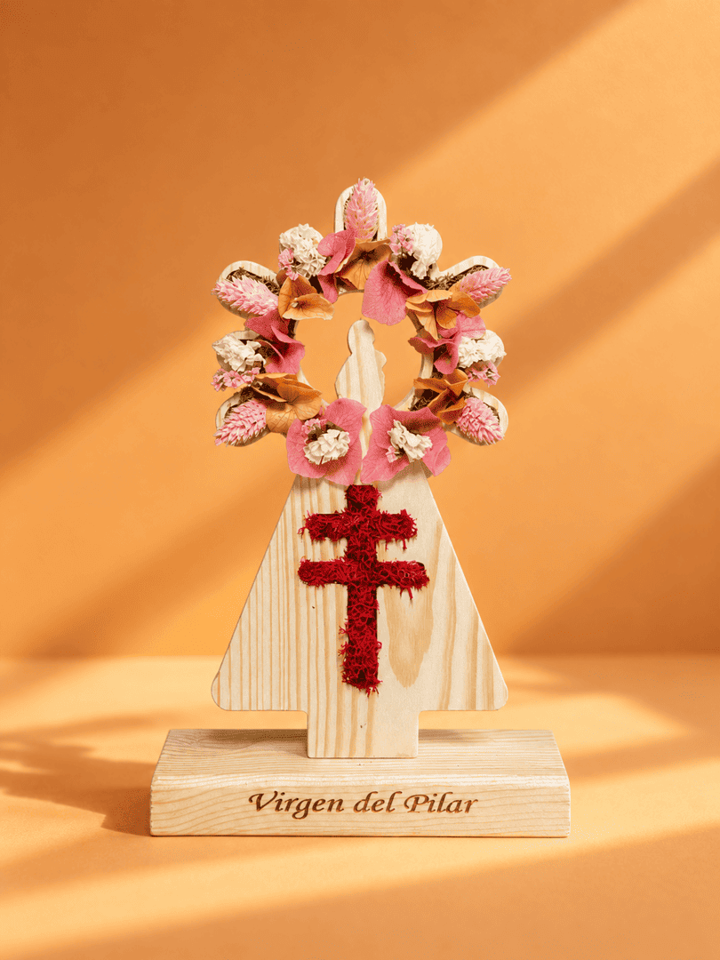 Virgen del Pilar con la Cruz de Lorena en flor preservada