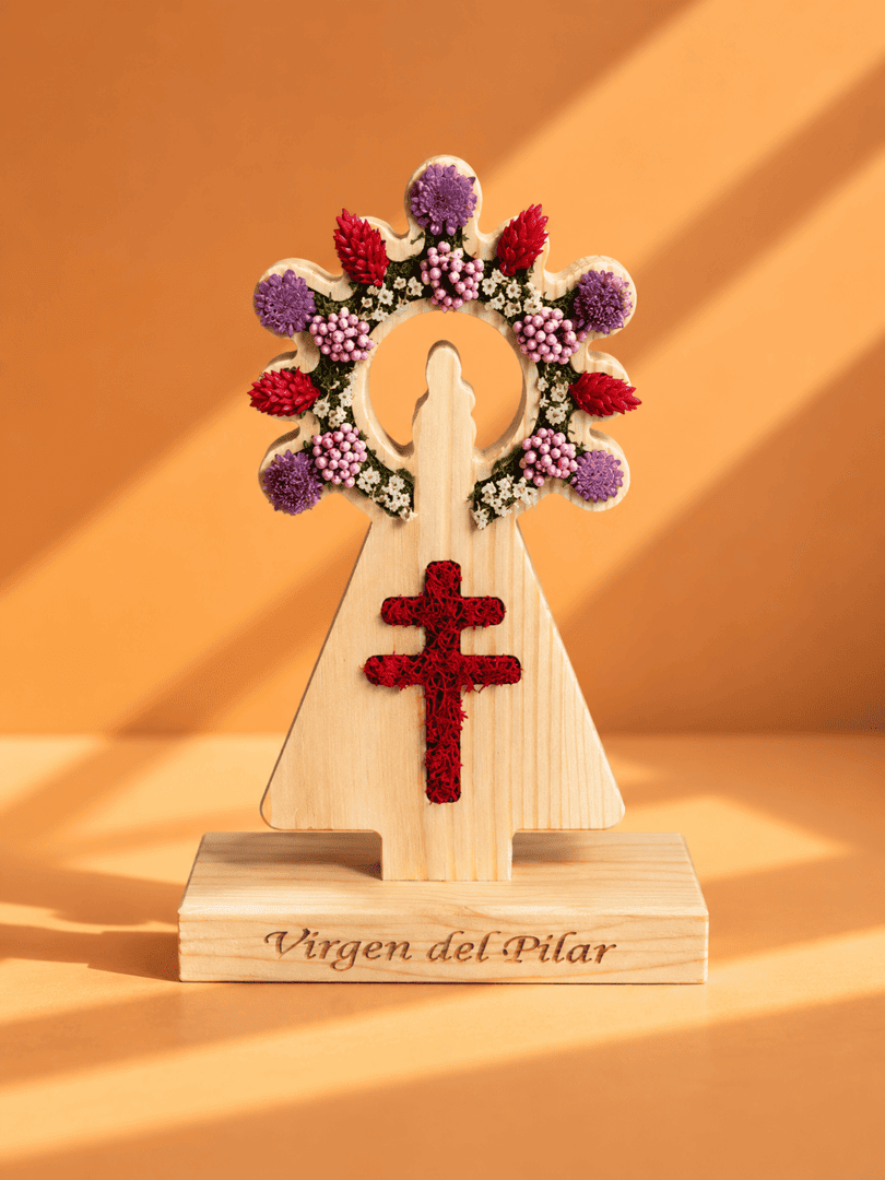 Virgen del Pilar con la Cruz de Lorena en flor preservada