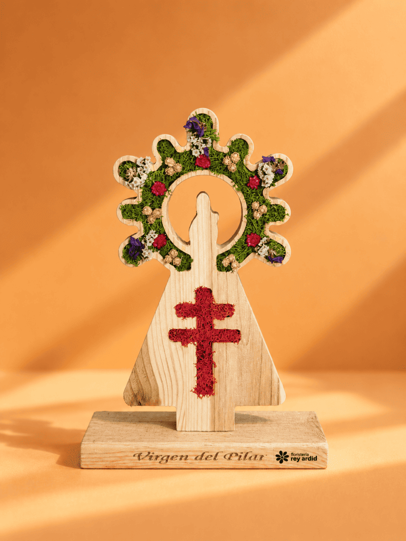 Virgen del Pilar con la Cruz de Lorena en flor preservada