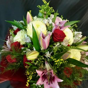 Ramo natural de crisantemos, lilium y rosas