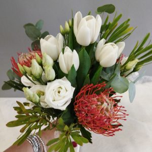 Ramo de flores naturales para novia con tulipanes y rosas